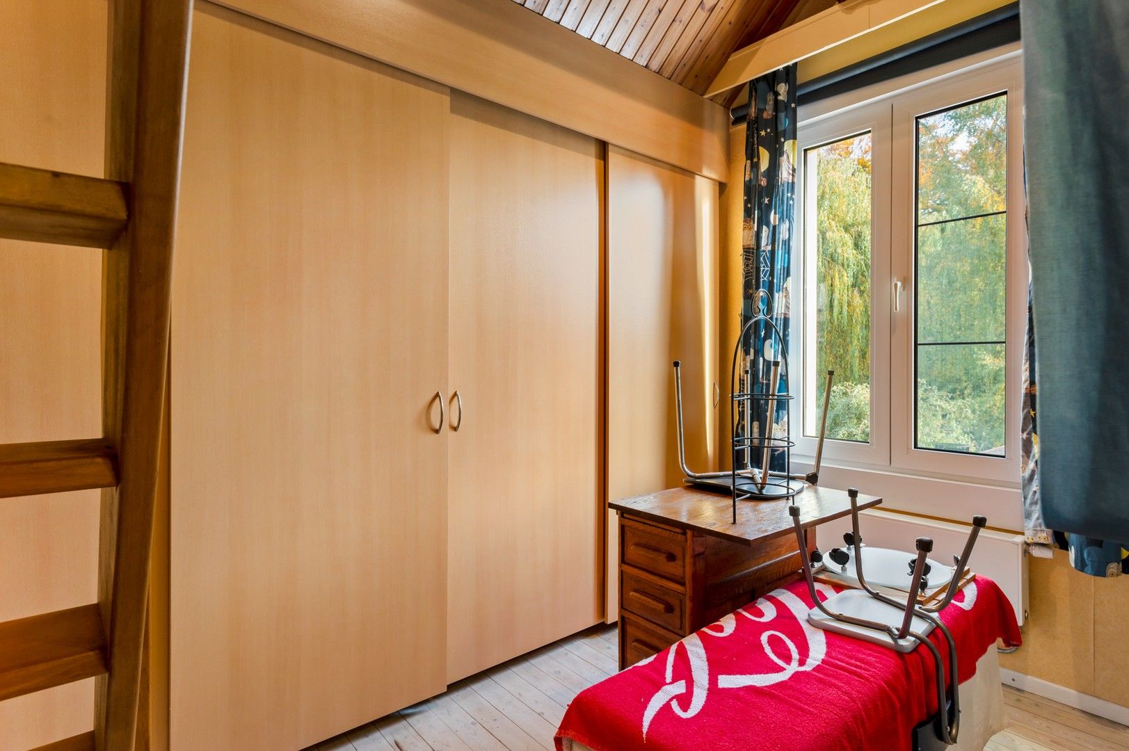 Halfopen woning van met 2 slp, een zonnige tuin in een rustige woonwijk. foto 18