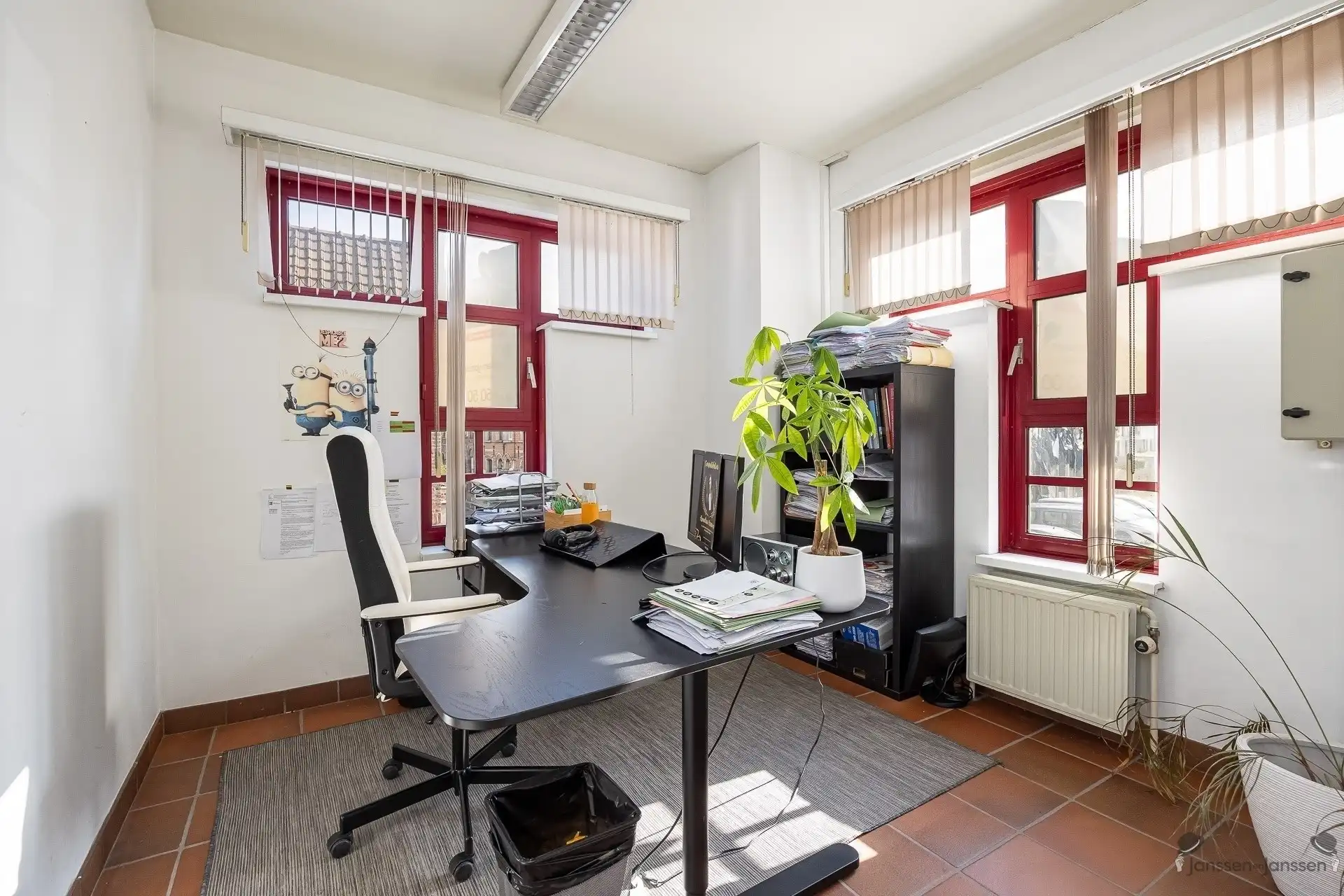 Centraal gelegen handelspand met ruime parking foto 15