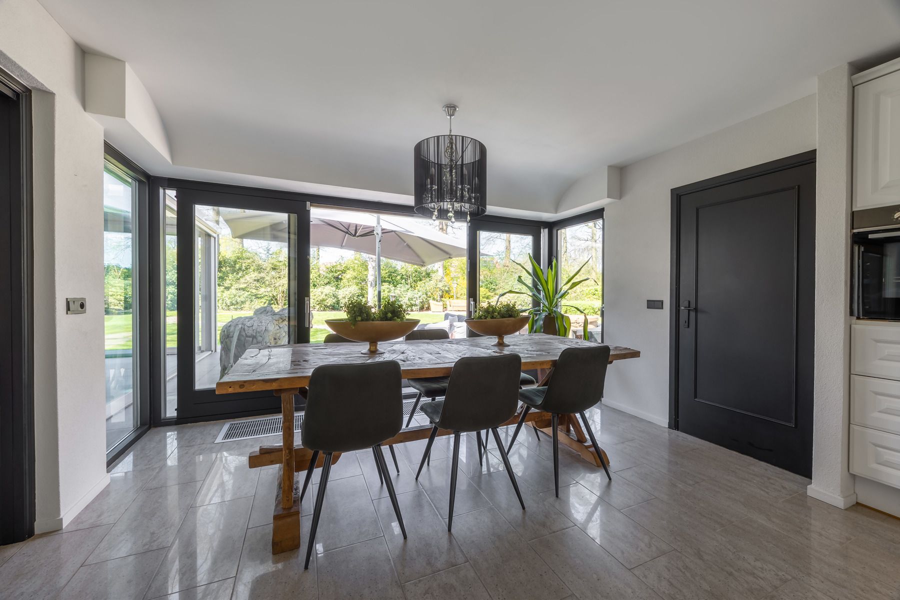 Tijdloze, verrassend ruime villa op grondstuk van 2000m2 foto 9