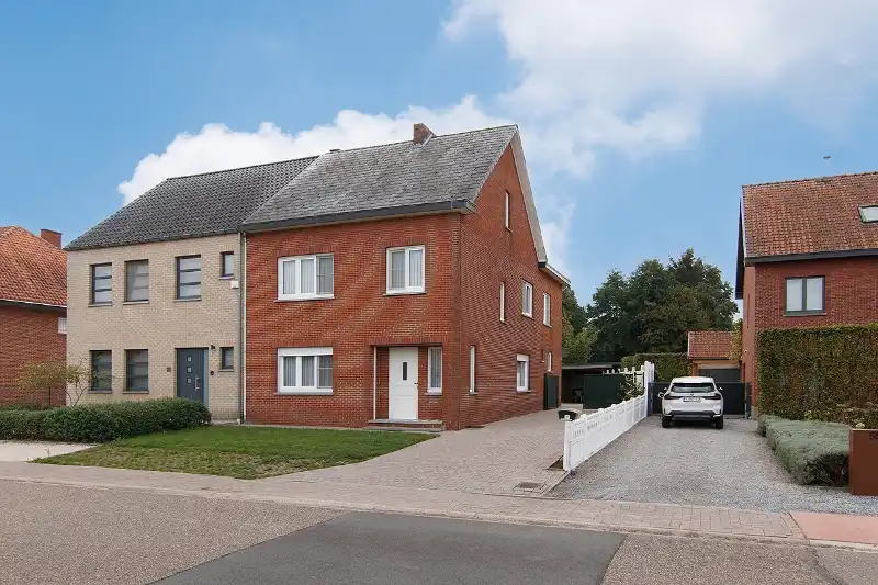 TRADITIONELE WONING VLAK BIJ DE STAD EN HET KANAAL foto {{pictureIndex}}