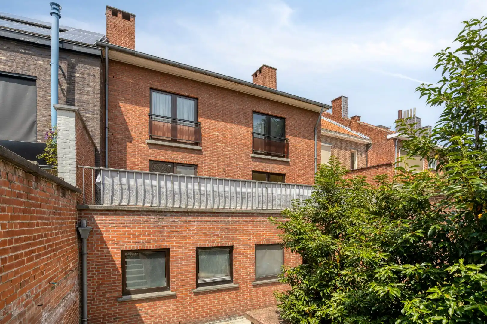Gebouw met 2 appartementen, grote garage en gezellig terras - centrum Tongeren foto 2