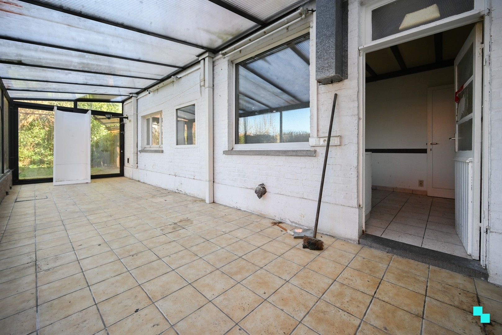 Ruime, te renoveren ééngezinswoning met achteruitweg te Emelgem foto 5