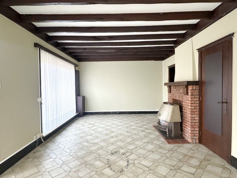 Halfopen bebouwing met oprit, garage en koer foto 4