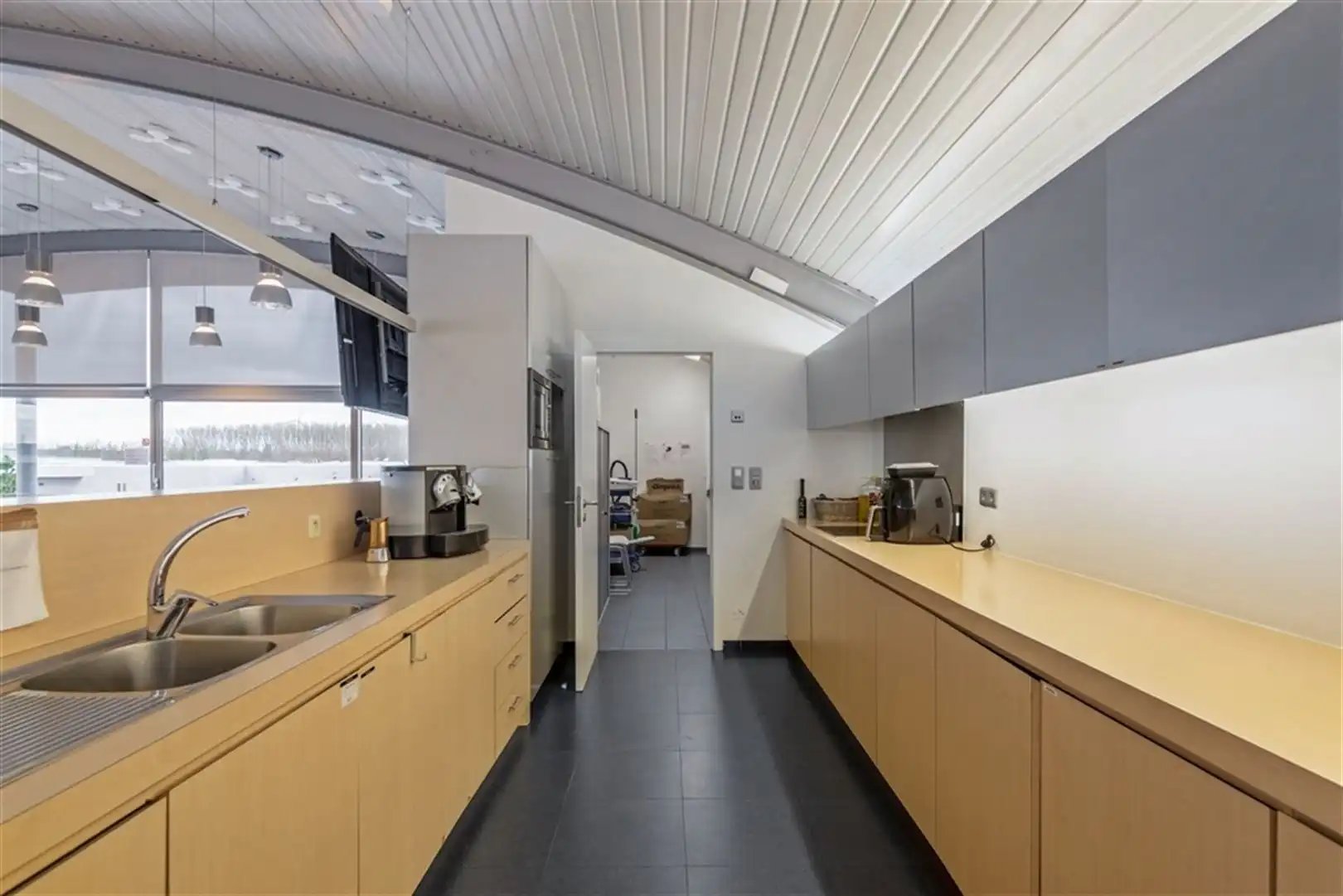Kantoor van 1238m² samen met magazijn van 398 m² in Aartsela foto 8