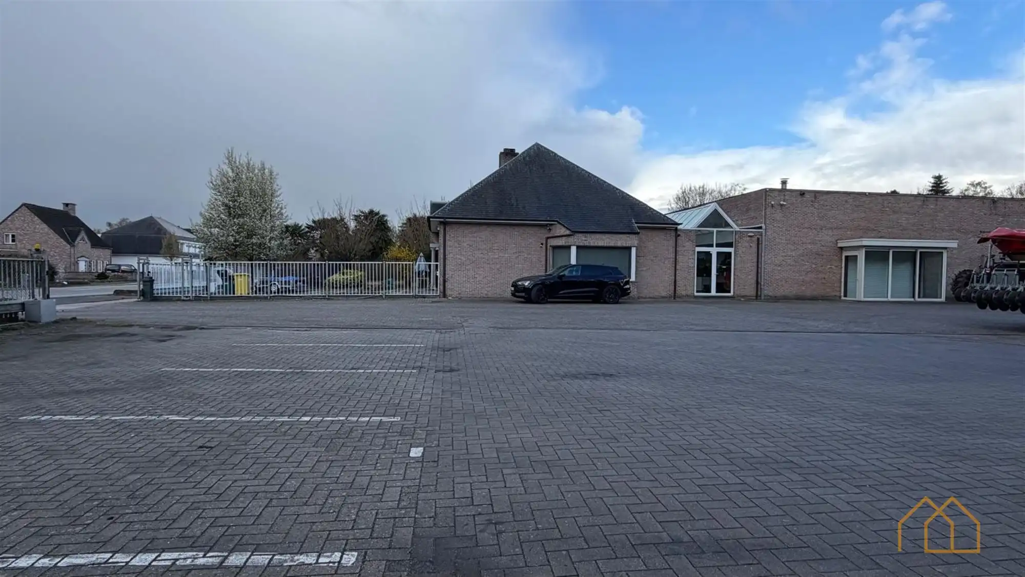 Ruime woning met burelen foto {{pictureIndex}}