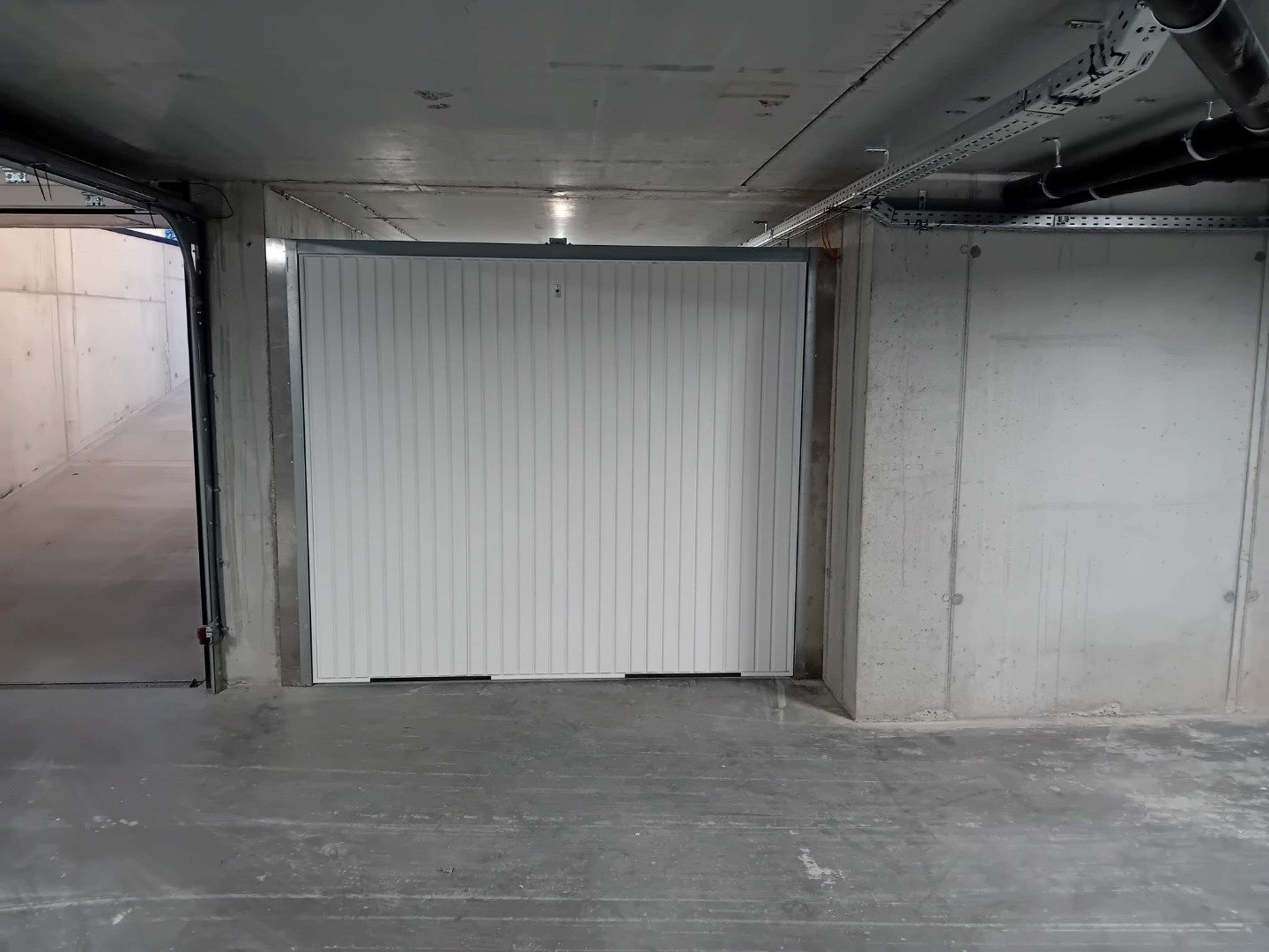 Twee ruime garageboxen  foto 1