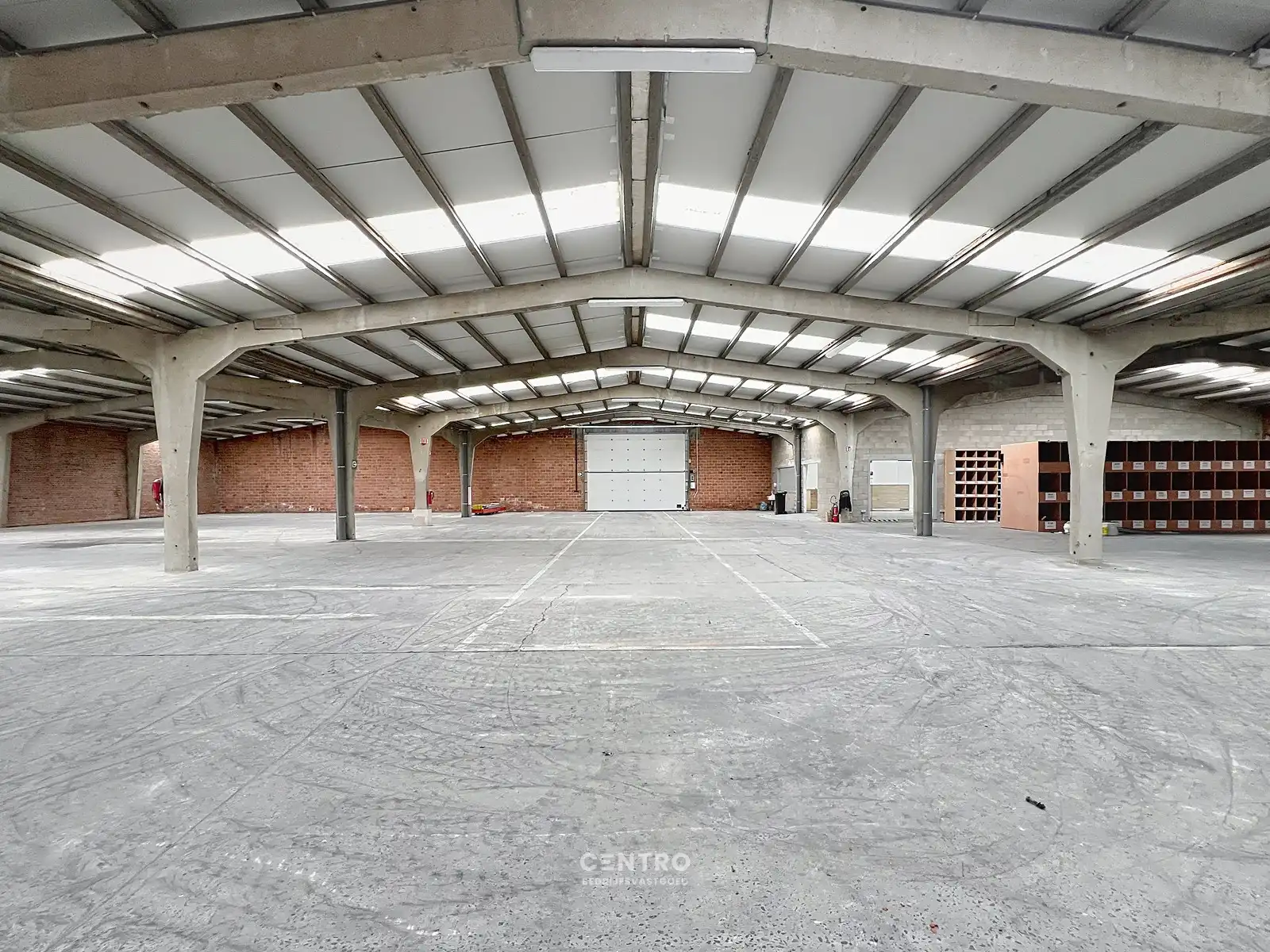 Magazijn van 2.400 m², extra parking en geïntegreerde kantoorruimte in nabijheid van vele baanwinkels vlak bij de RING van Poperinge ! foto 15
