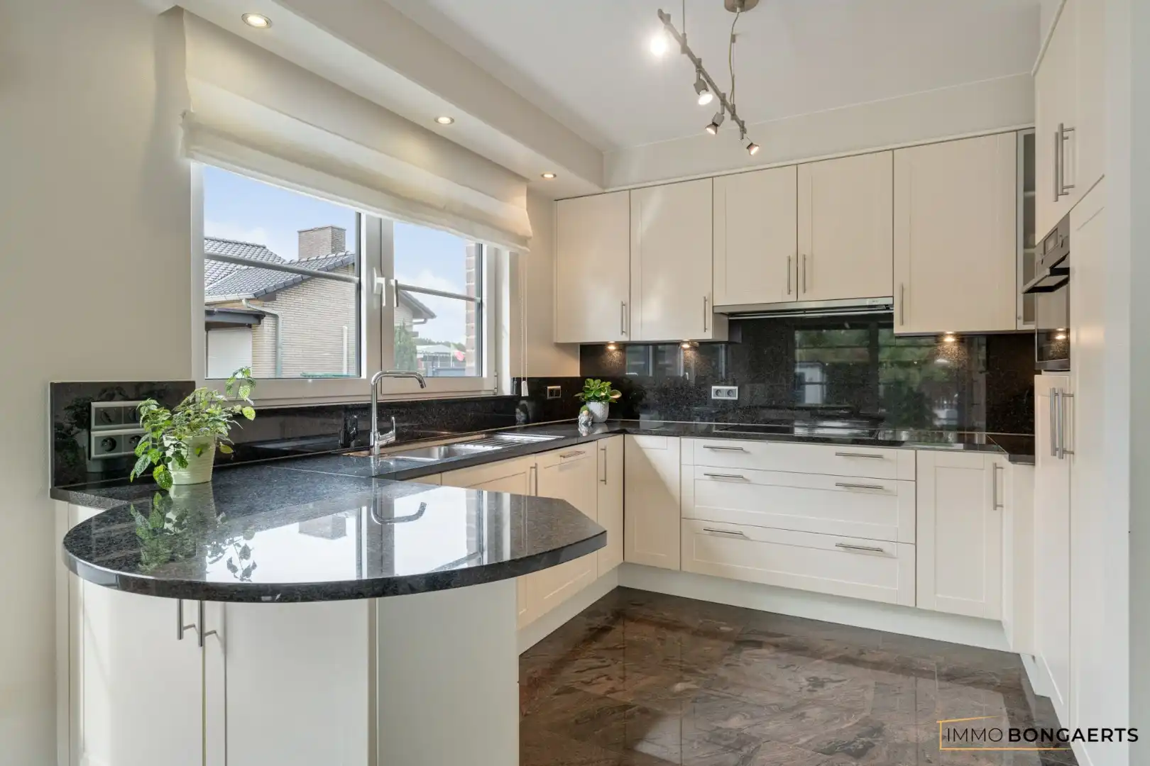 Ruime woning met 3 slaapkamers foto 11
