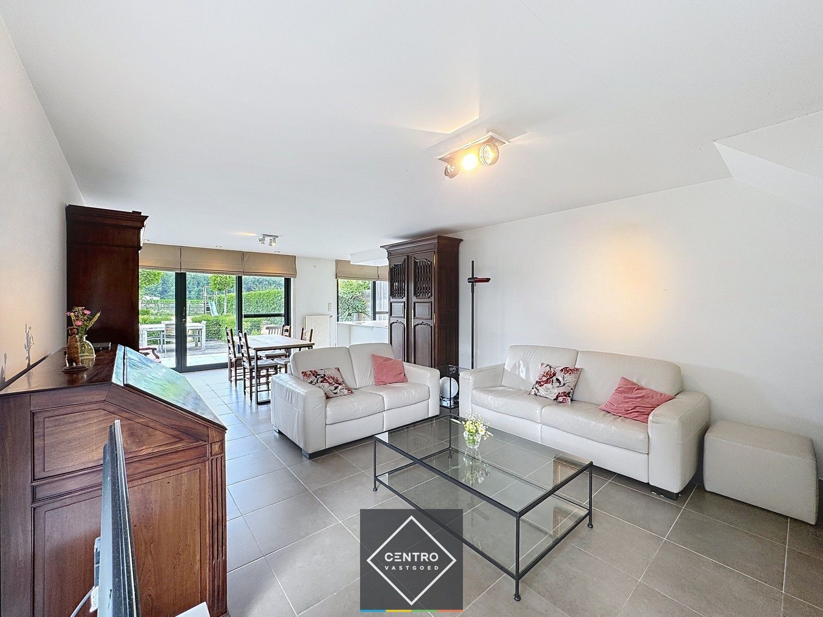 Instapklare woning met 3 slpks, garage én ZUIDger. tuin  te Oostkamp! foto 4