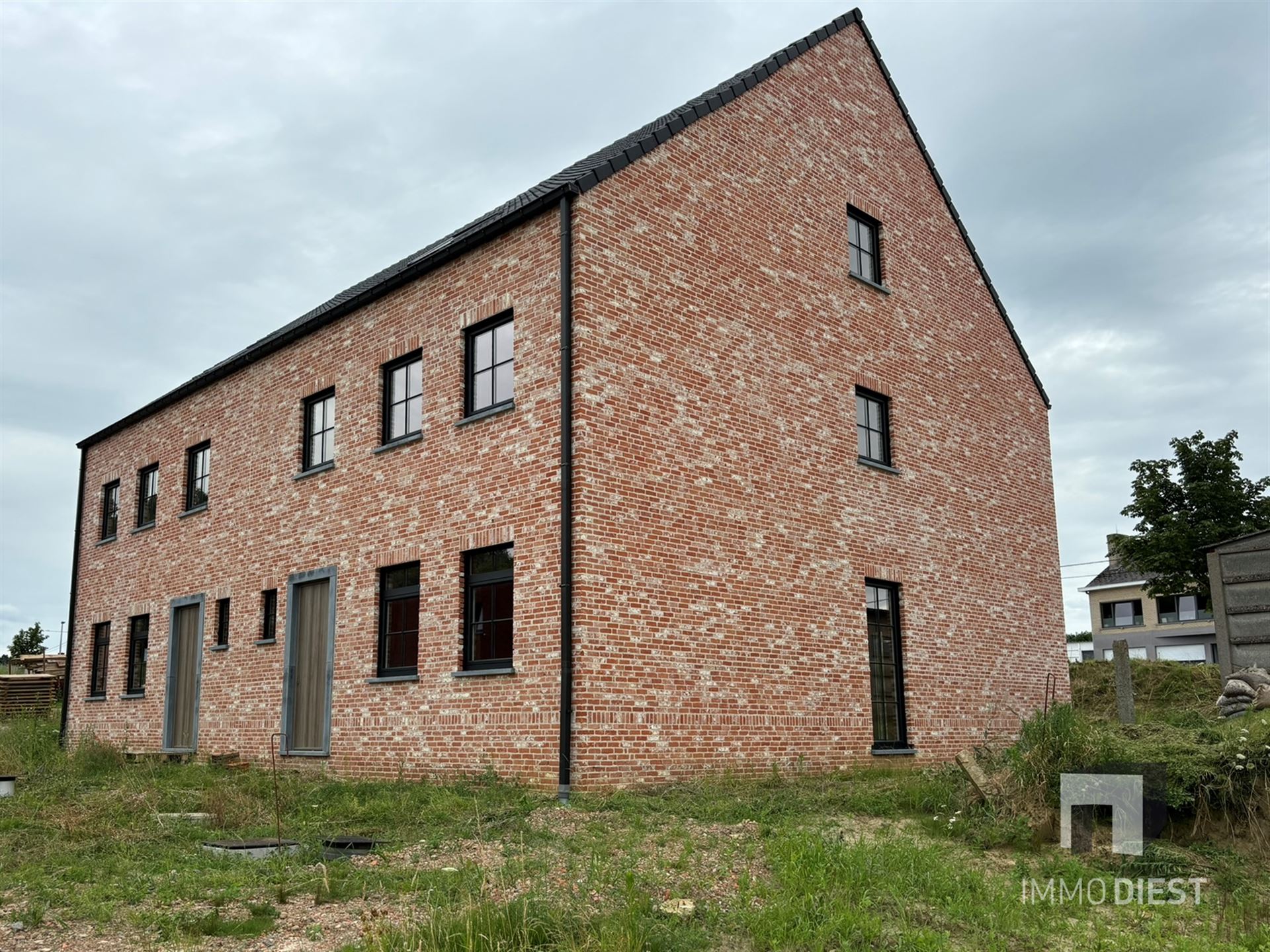 Nieuwbouwwoning met ruime leefruimtes en knappe zolder.  foto 2