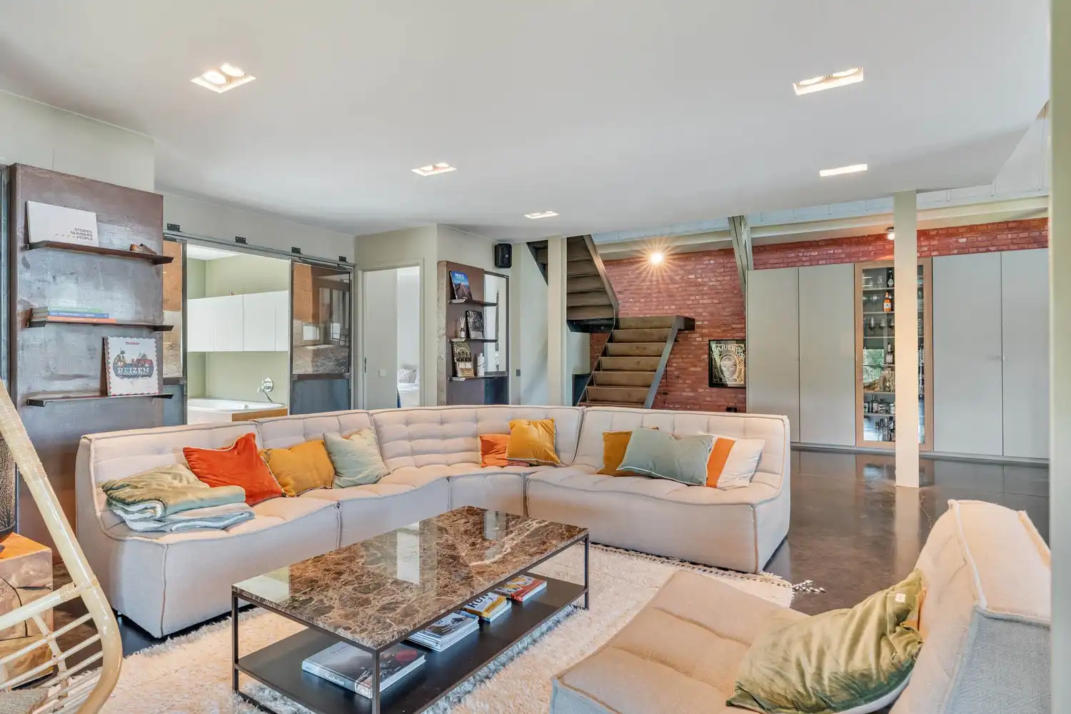 Unieke industriële loft van 240 m² met panoramisch dakterras van 96 m², jacuzzi en sauna foto 3