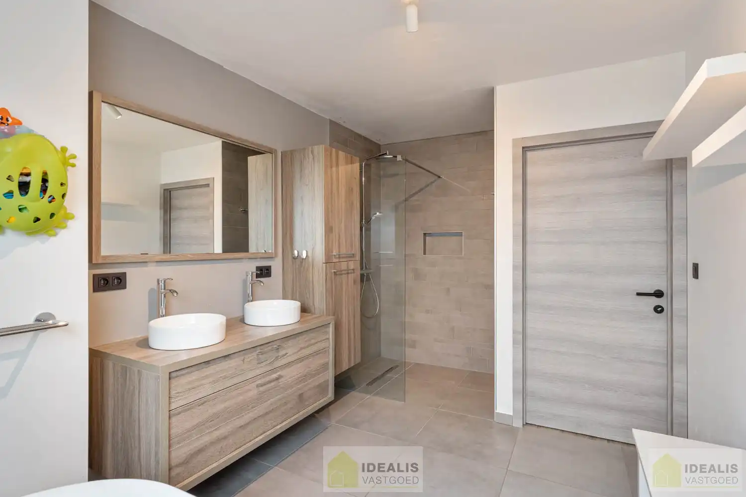 RECENTE, PERFECT ONDERHOUDEN EN MODERN OPGETROKKEN WONING foto 30