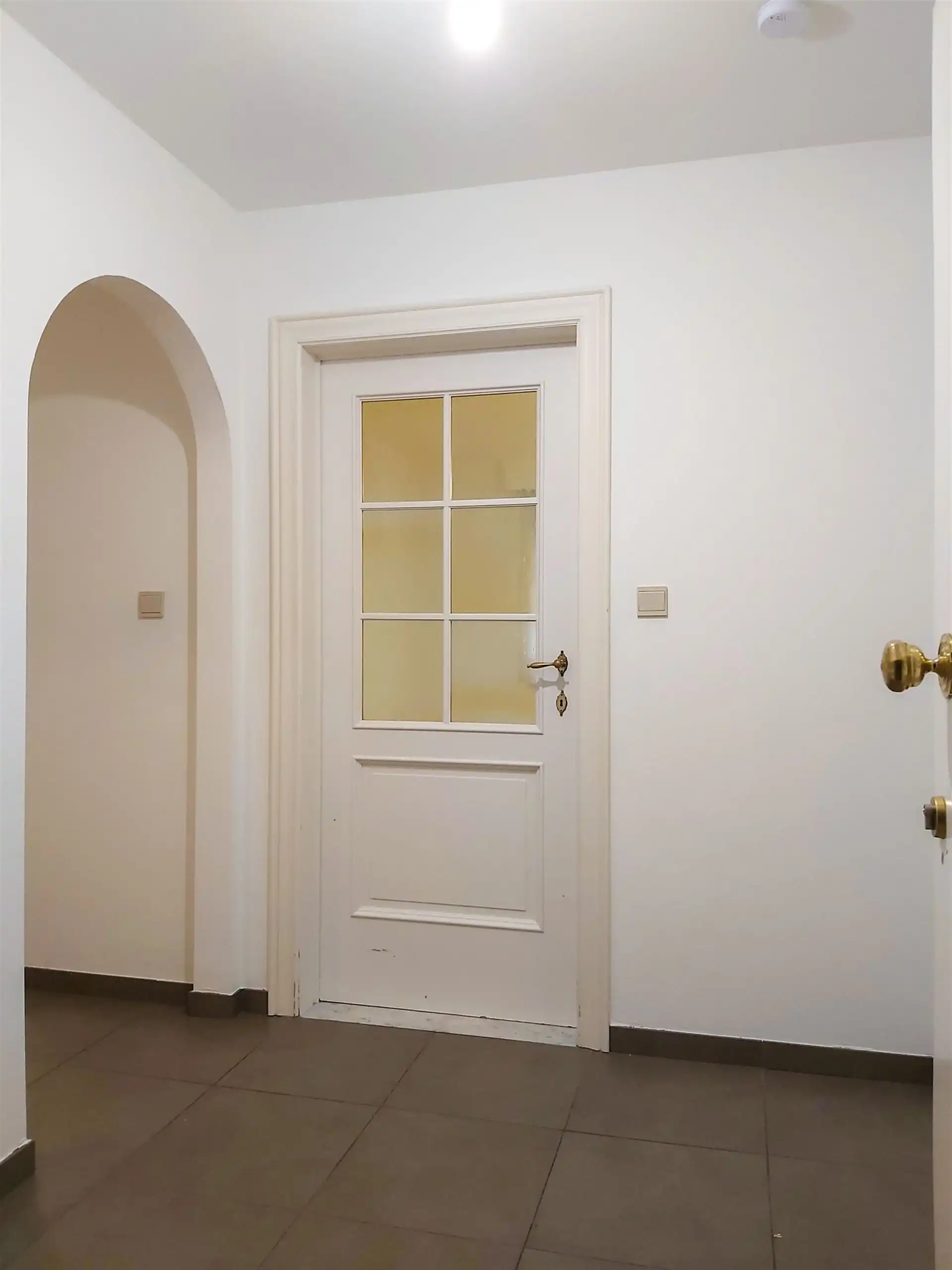 Gelijkvloers appartement met 2 slaapkamers, autostaanplaats en kelderberging in Maasmechelen! foto 2