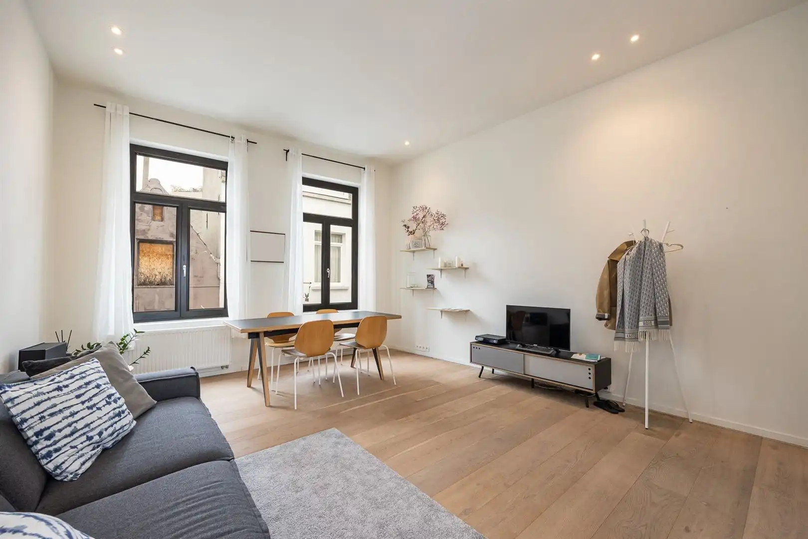 Gerenoveerd appartement met gezellig terras en één slaapkamer foto 2
