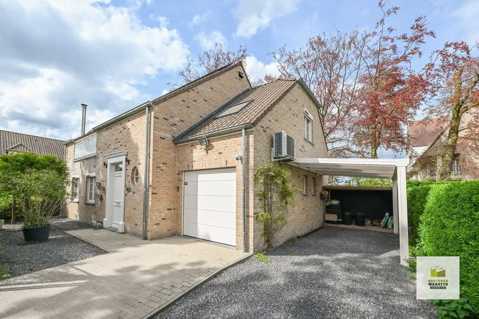 Recente energiezuinige woning met 3 slaapkamers, garage en tuin in doodlopende straat te Oedelem foto {{pictureIndex}}