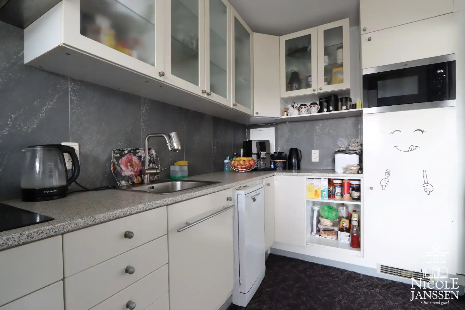 Ruim appartement met vier slaapkamers, garagebox en terras foto 6