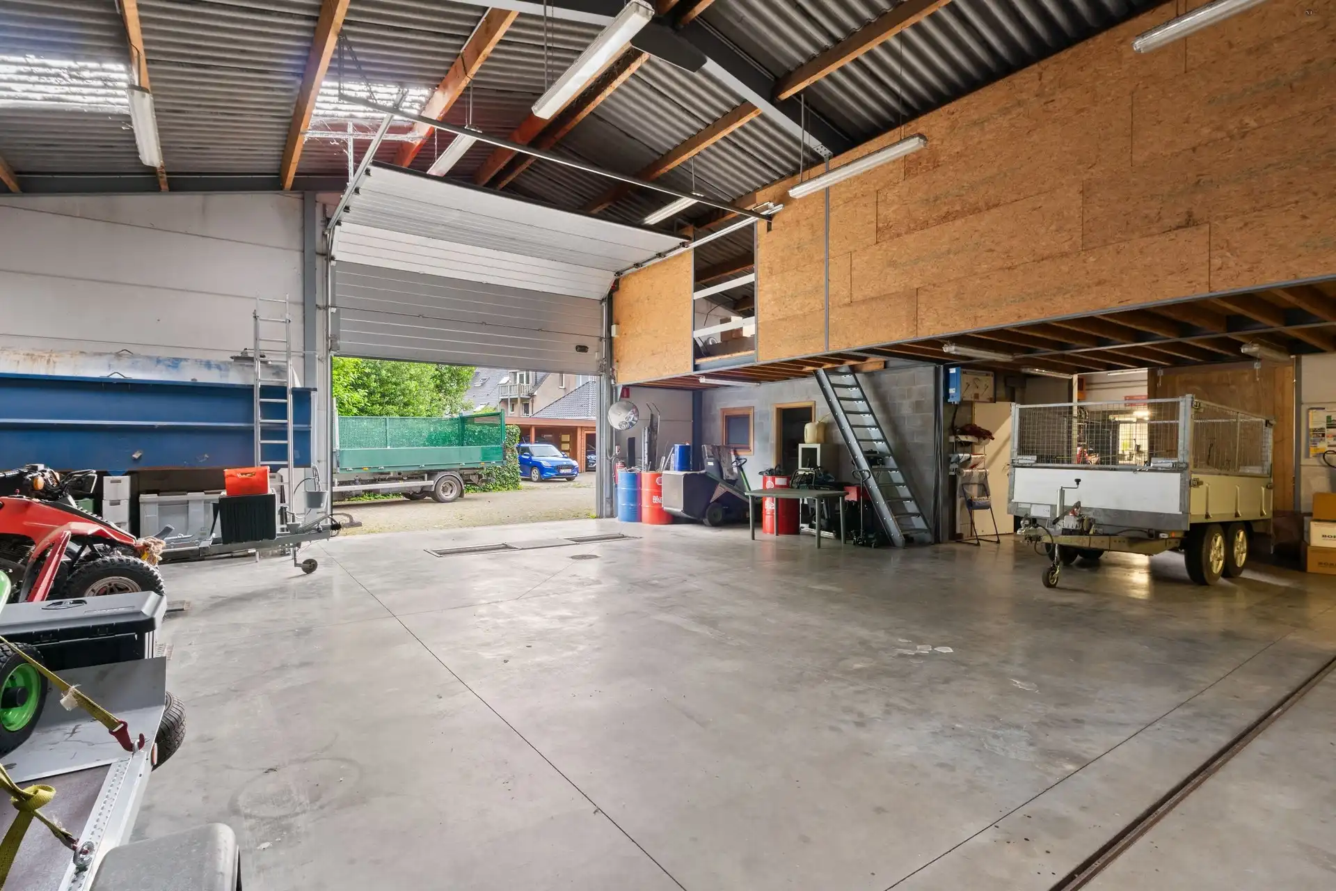 2 Vergunde magazijnen, showroom en woning op een ruim perceel foto 25