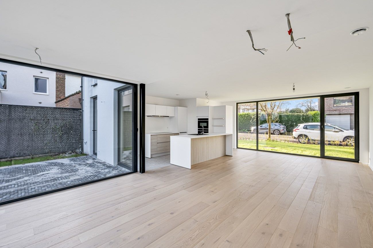 Instapklare nieuwbouwwoning met 4 slaapkamers, 2 badkamers en garage foto {{pictureIndex}}