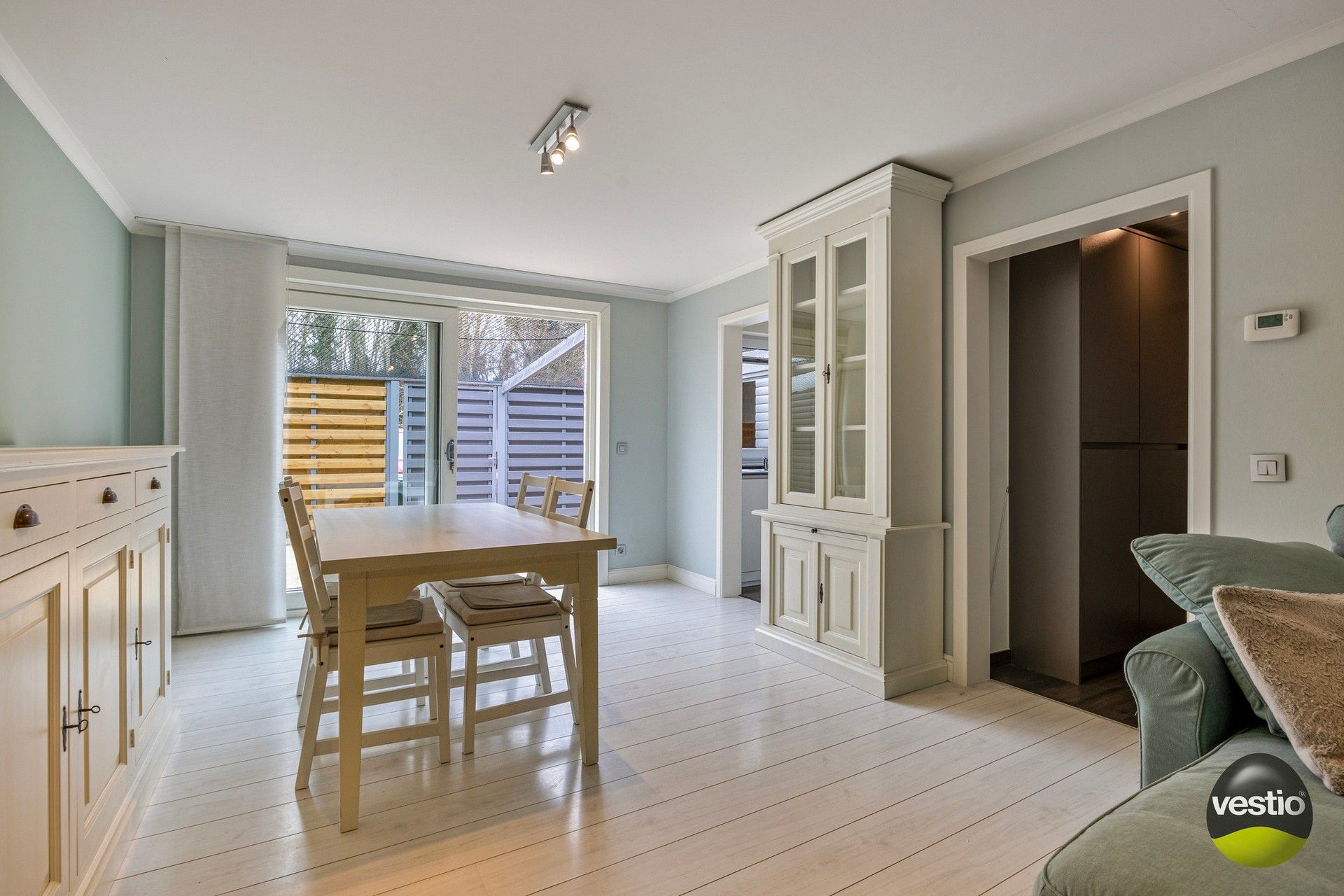 Fris, gelijkvloers appartement met mooi terras en parking. foto {{pictureIndex}}