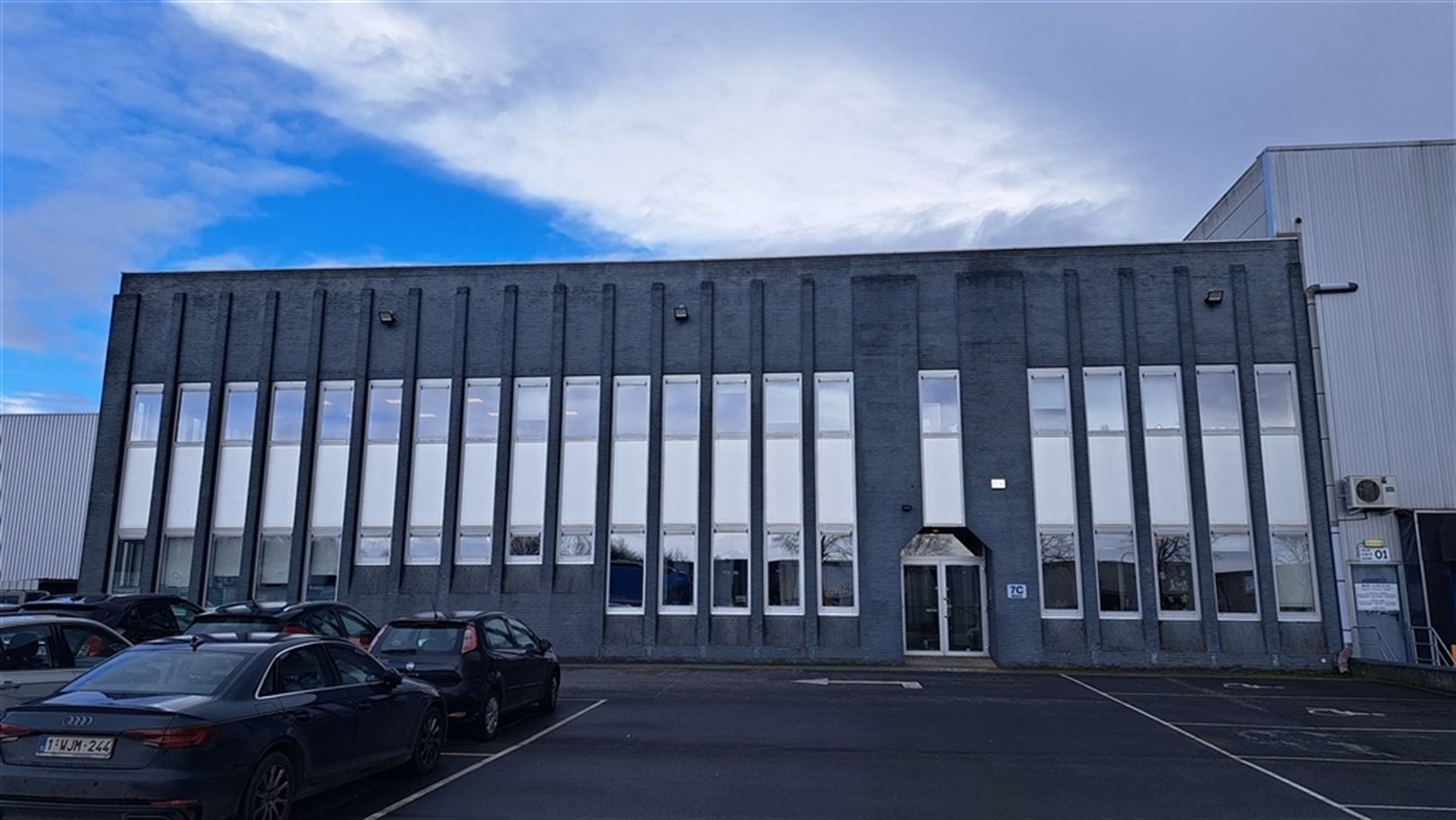 Logistieke unit + kantoren te Zele foto 4