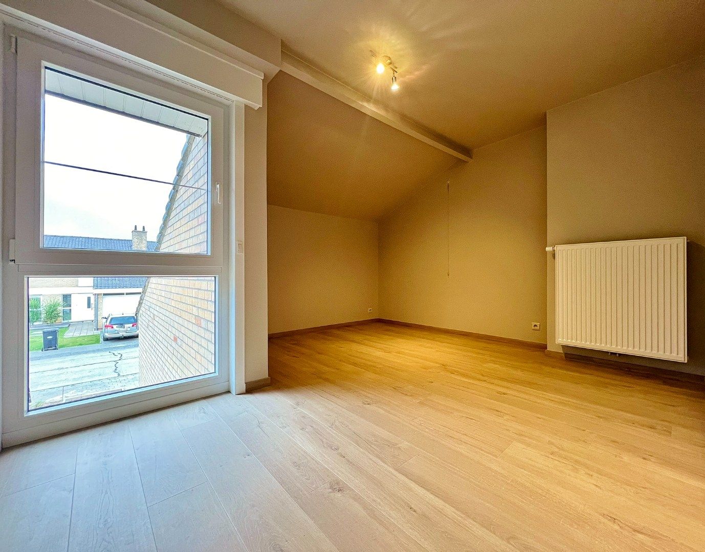 Volledig vernieuwde halfopen woning met garage, 4 slaapkamers en tuin foto 9