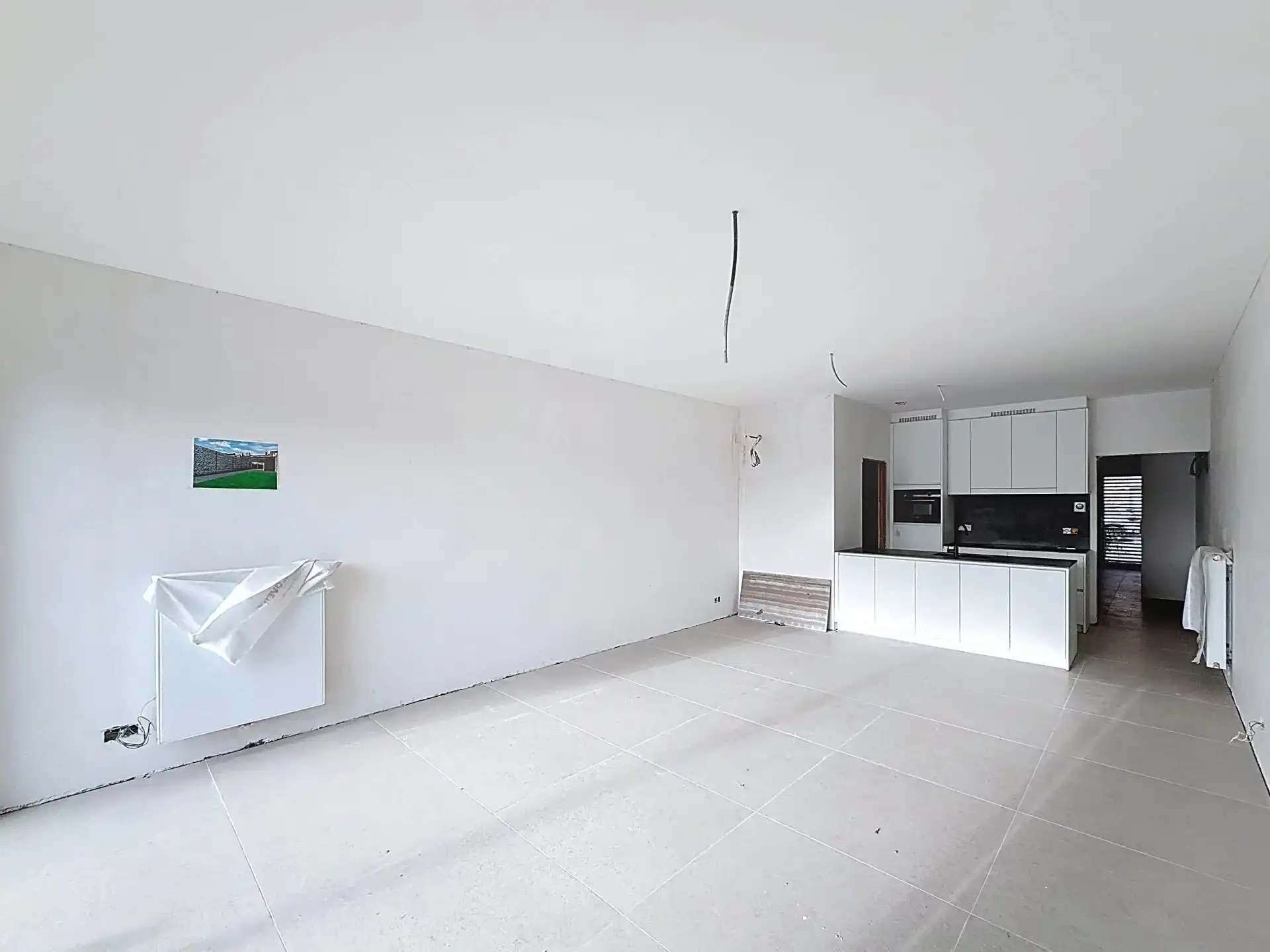 Luxueus en modern afgewerkt gelijkvloers appartement met tuin, 1 slaapkamer en 2 staanplaatsen. foto 2