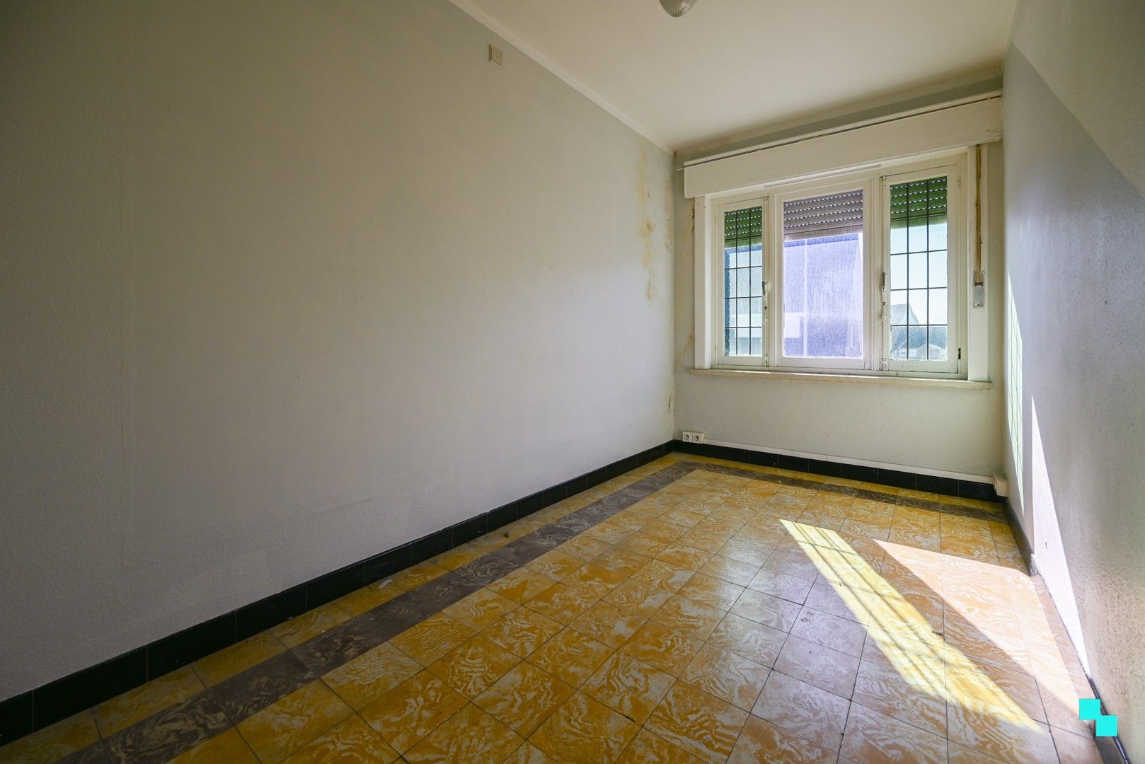 Ruime, te renoveren ééngezinswoning met achteruitweg te Emelgem foto 22
