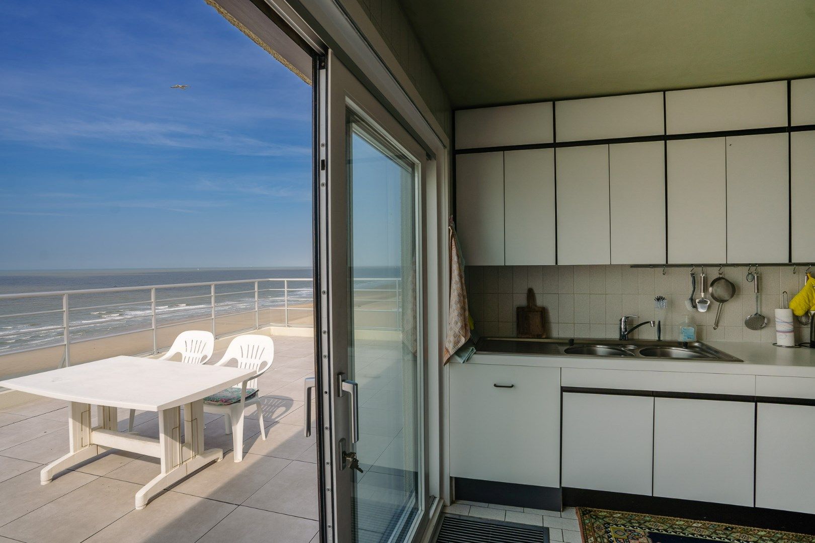 Unieke penthouse met frontaal zeezicht en ruim terras.  foto 14