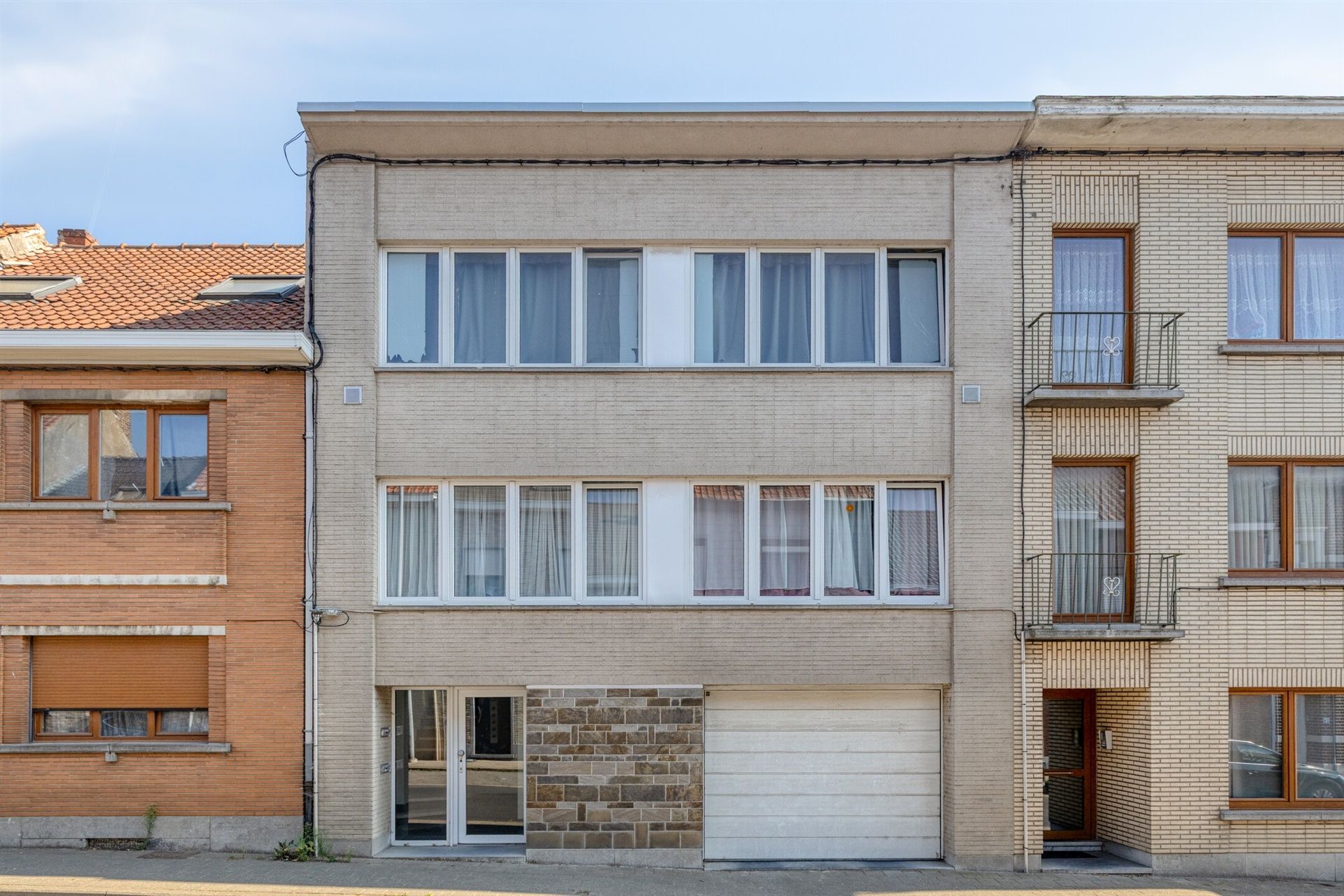 IN OPTIE !!! Opbrengsteigendom met 2 appartementen + 6 autostallingen foto {{pictureIndex}}