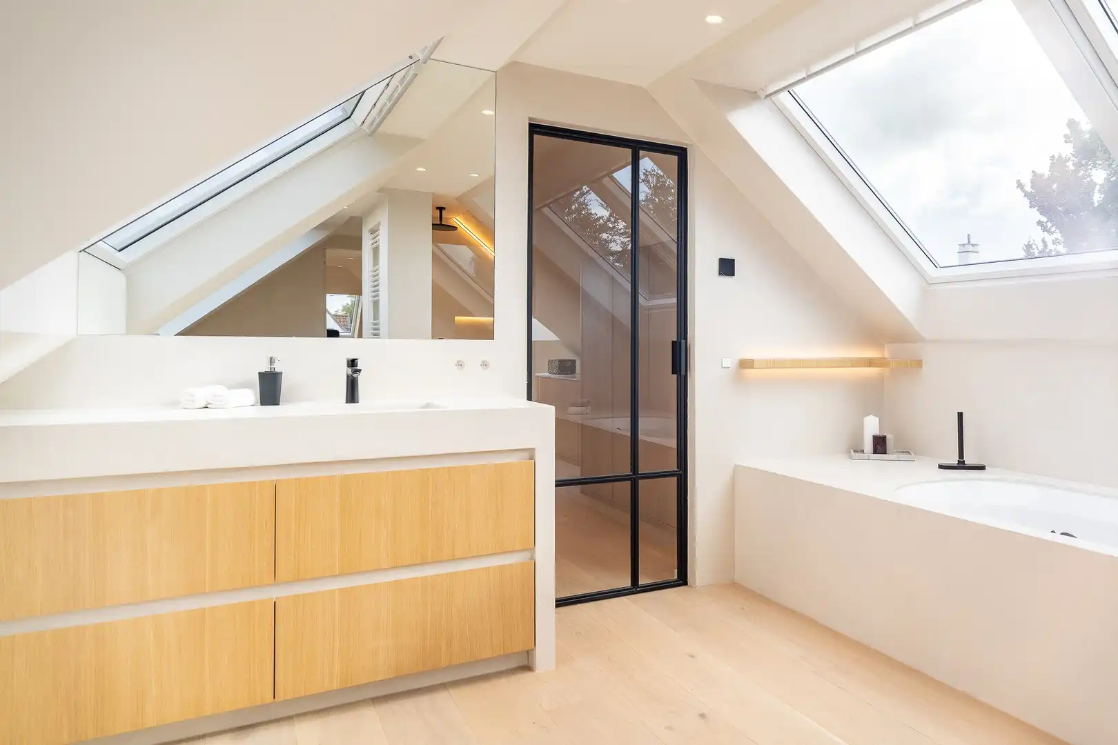 Prachtige alleenstaande villa met 5 slaapkamers gelegen in een rustige residentiële omgeving. foto 29