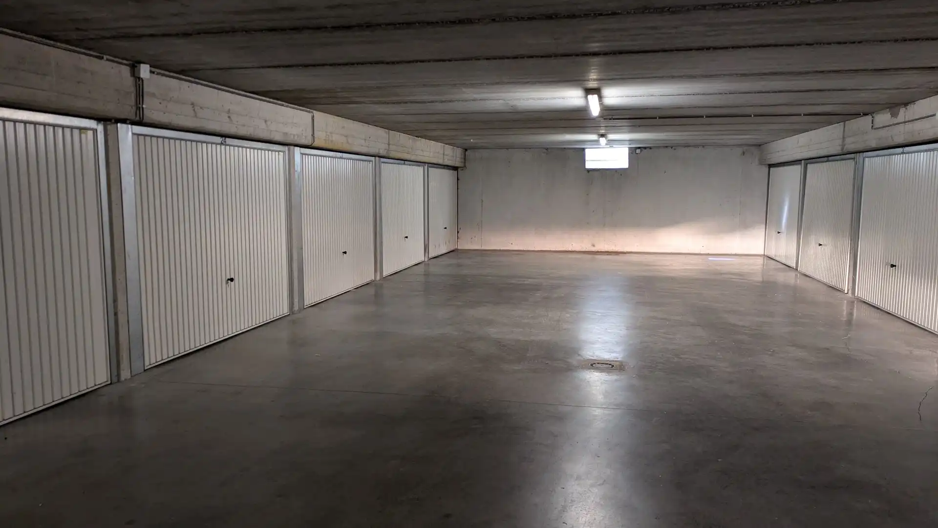 Gesloten garagebox te huur in het centrum van St. Idesbald foto {{pictureIndex}}