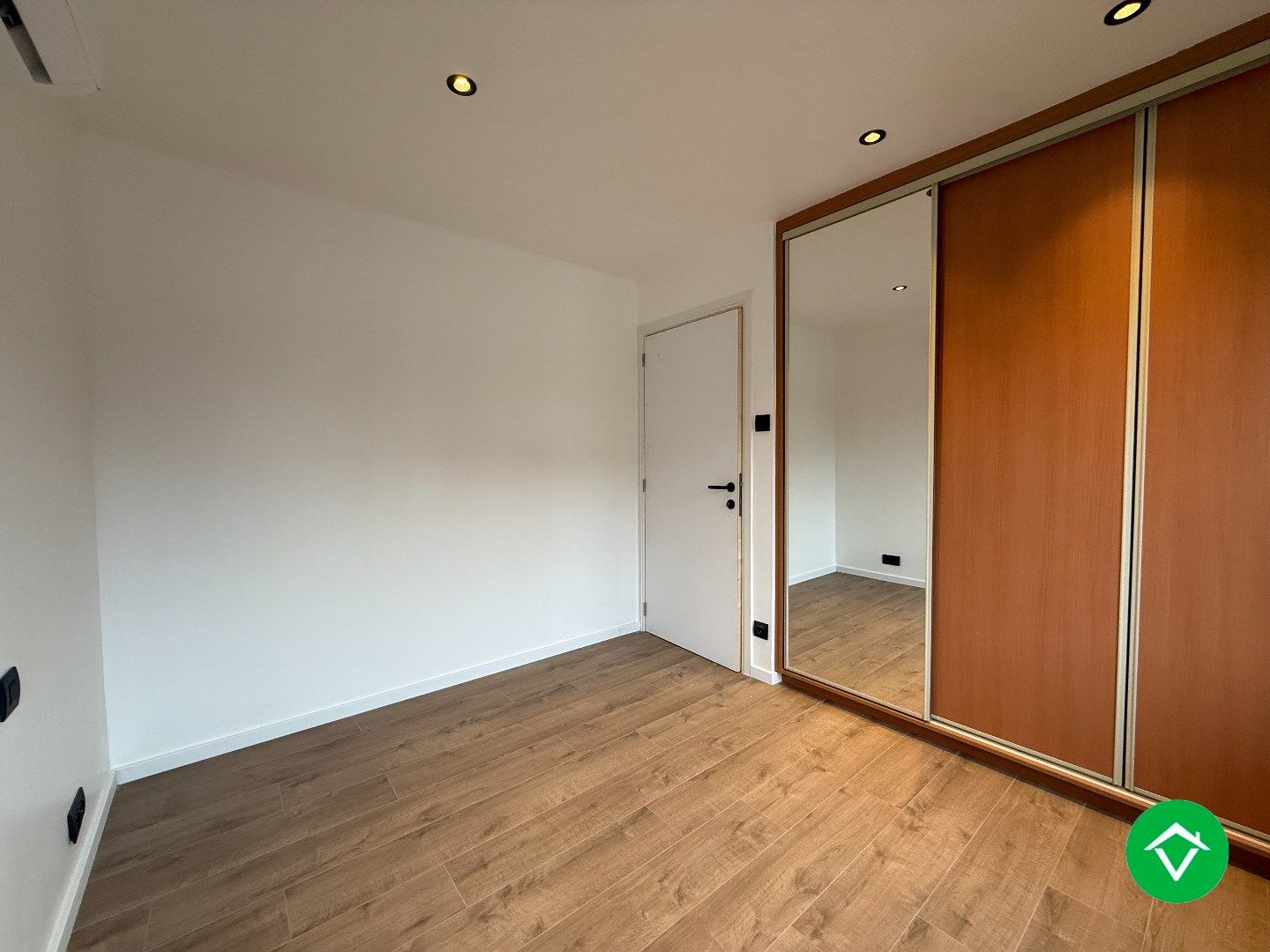 Ruim, gerenoveerde woning met 3 slaapkamers, garage en tuin in een rustige woonwijk te Roeselare! foto 17