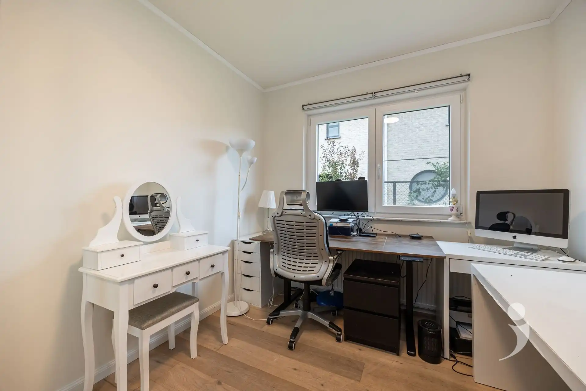Gerenoveerde bungalow met zwembad in een rustige woonwijk foto 20