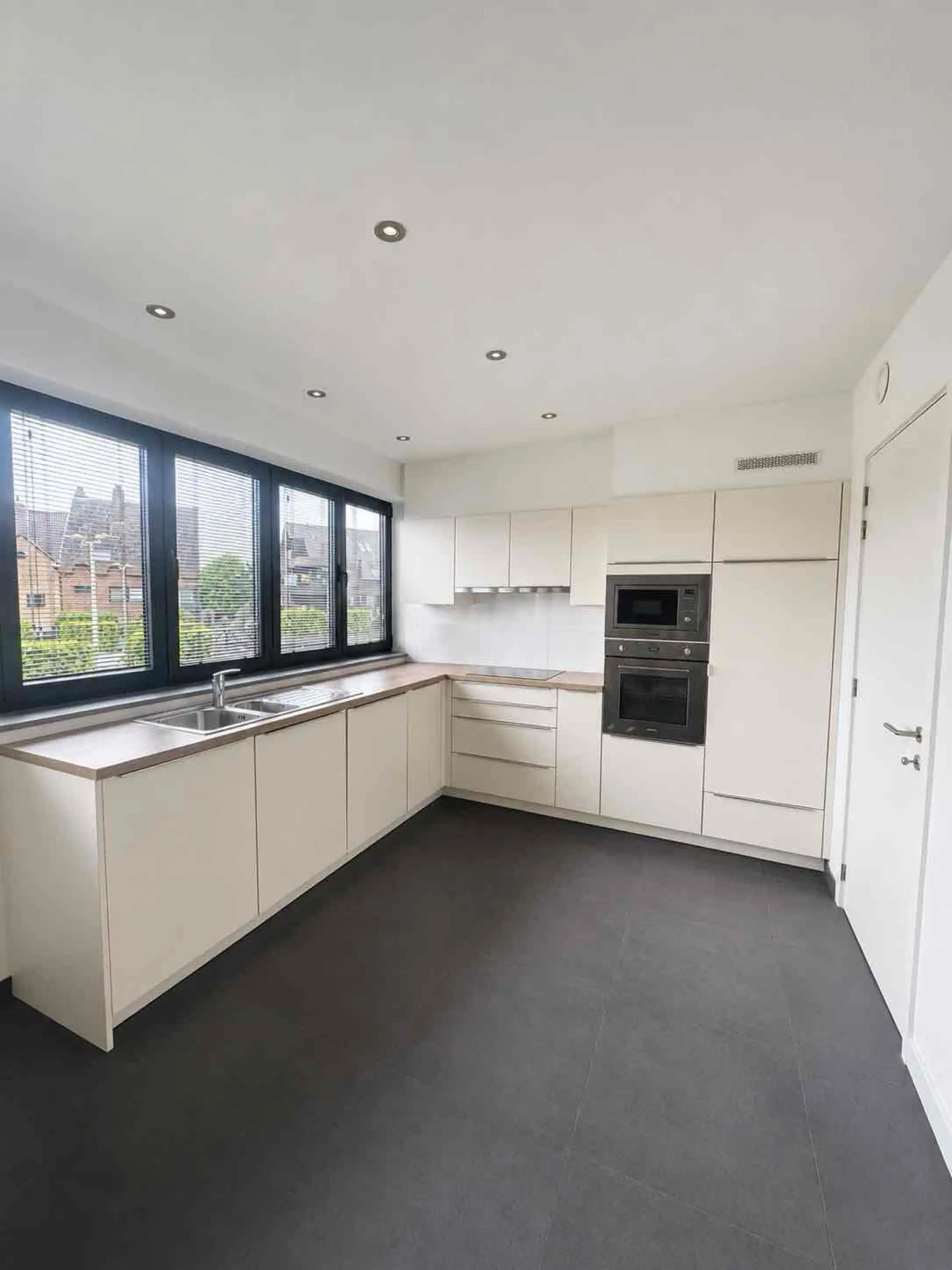 Zeer verzorgd en modern appartement met garagebox te huur foto 6