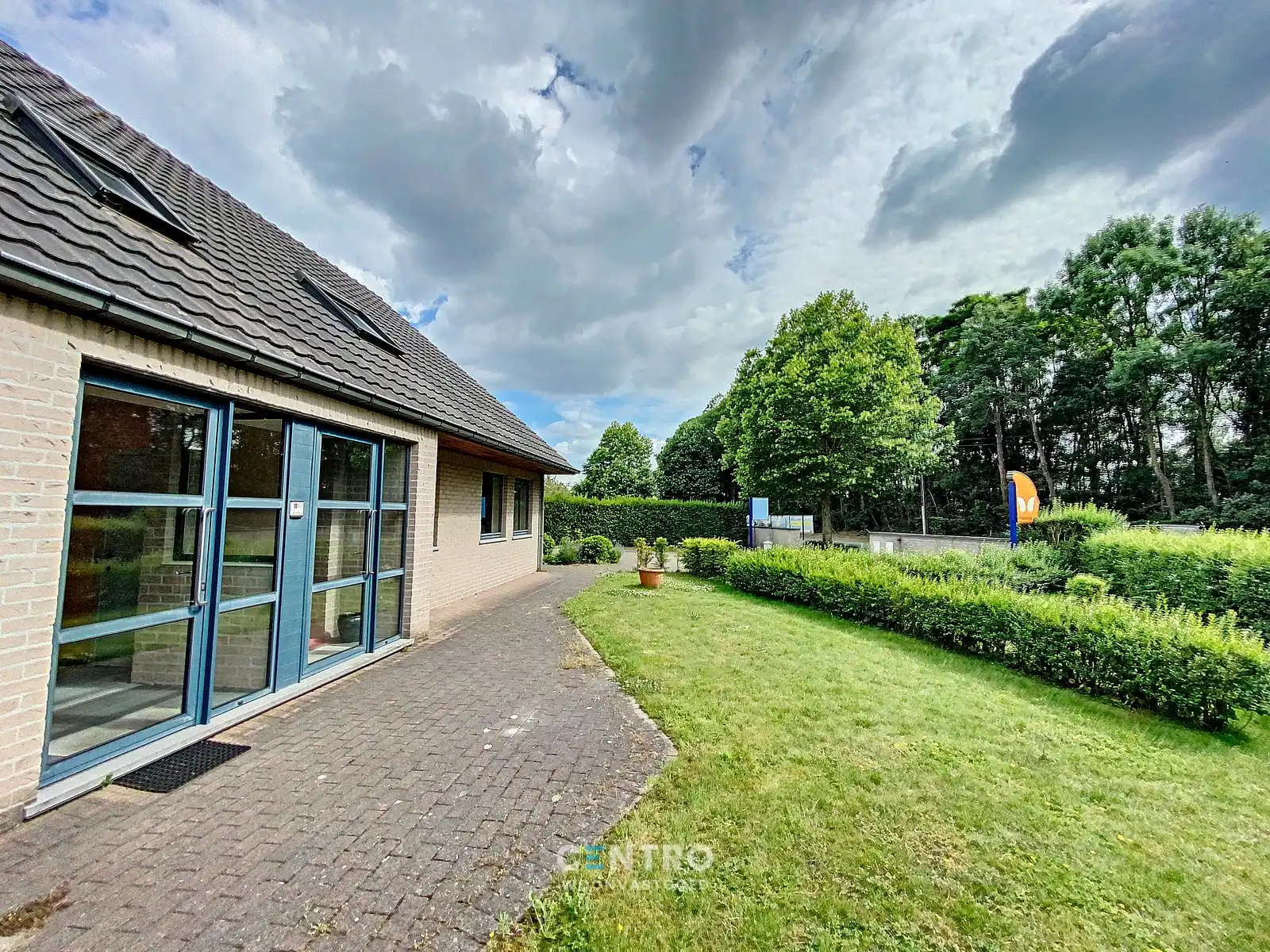 Vrijstaande VILLA (430m²) op een hoekperceel van ± 1.200 m² op invalsweg Roeselare (vlakbij de ring R32). Ook ideaal als KANGOEROEWONING. foto 6