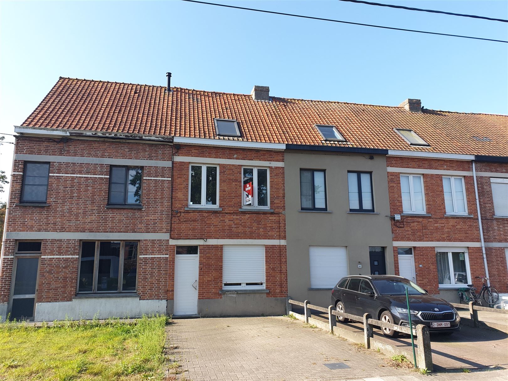 gezinswoning met drie slaapkamers en voor en achtertuin. foto 2