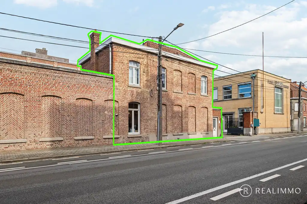 Hoofdfoto van de publicatie: Authentiek gerenoveerde woning met ruim terras in hartje Avelgem