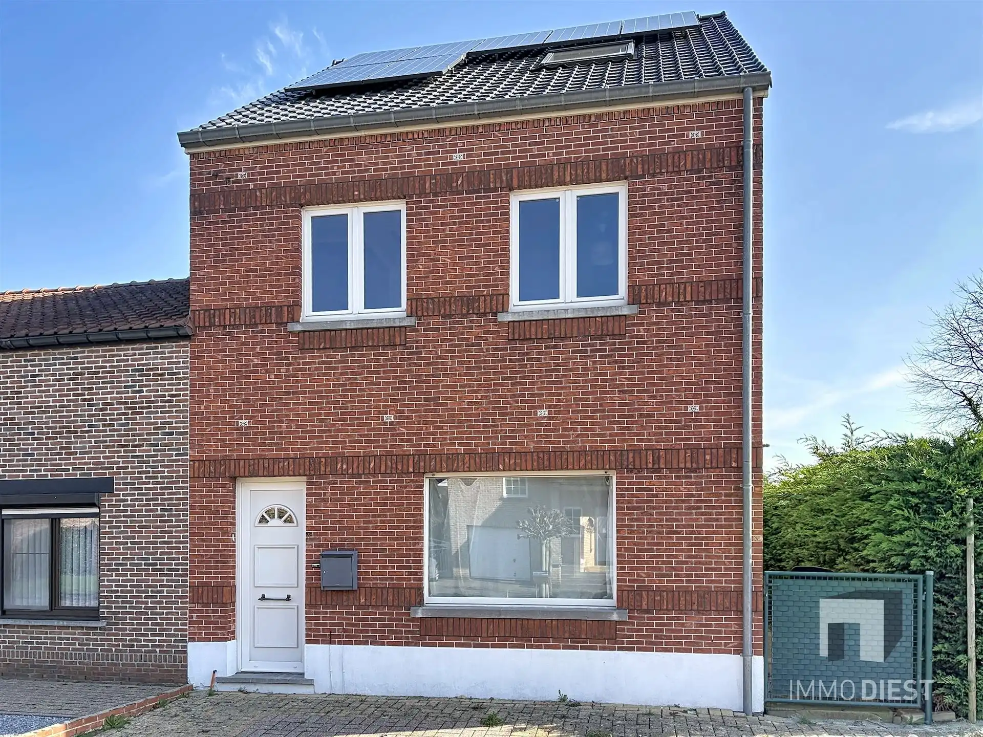 Hoofdfoto van de publicatie: Op te frissen, halfopen bebouwing in het rustige Averbode.