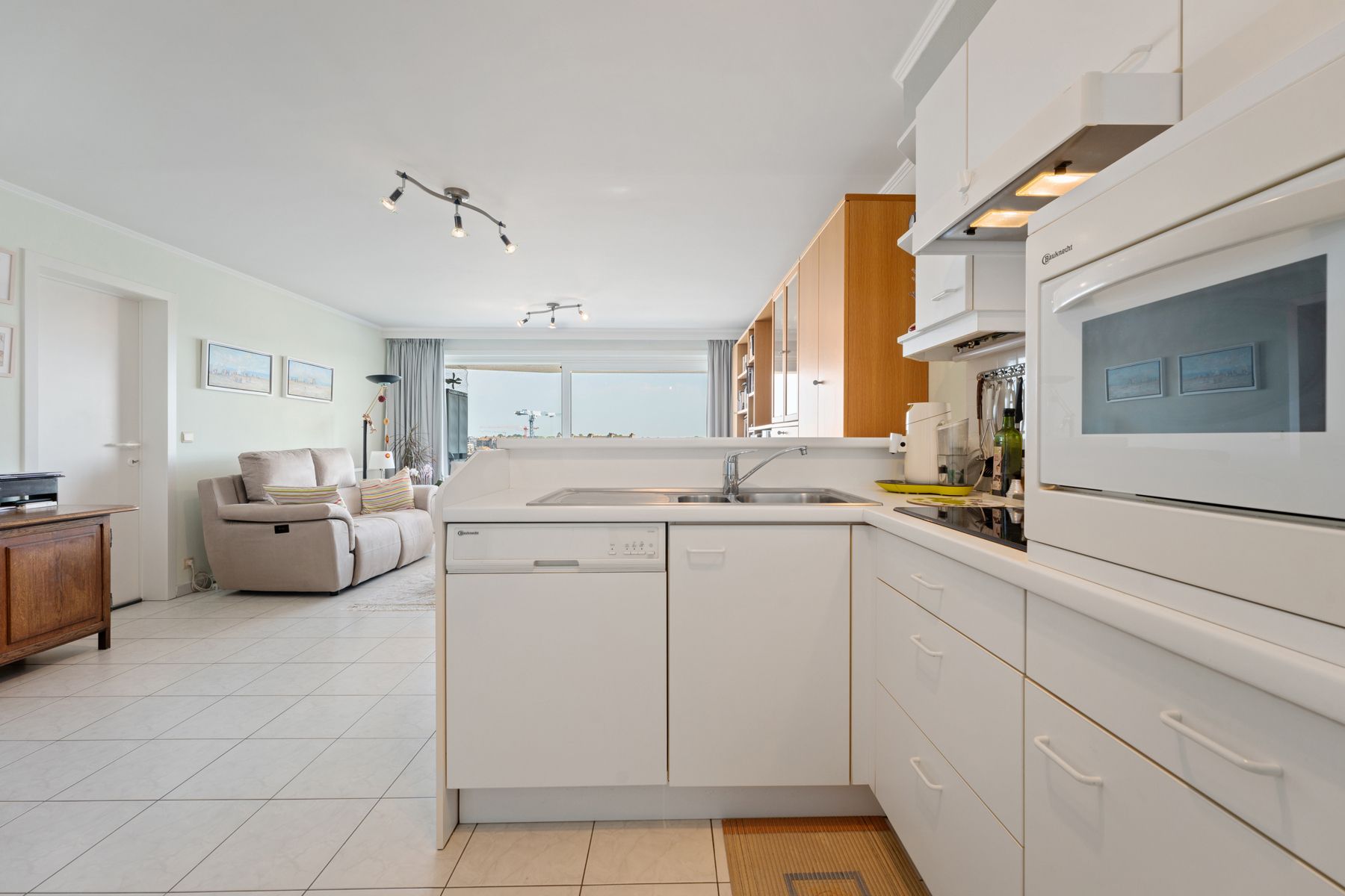 Verzorgd appartement met zonneterras en zijdelings zeezicht foto 7