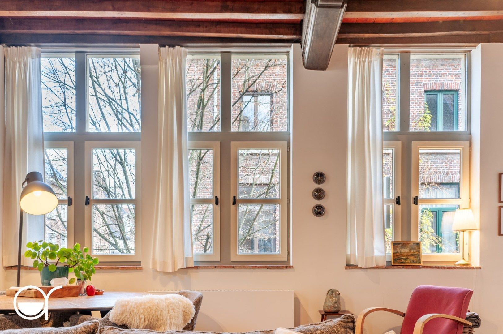 Gerenoveerde historische trapgevelwoning op unieke locatie foto 14