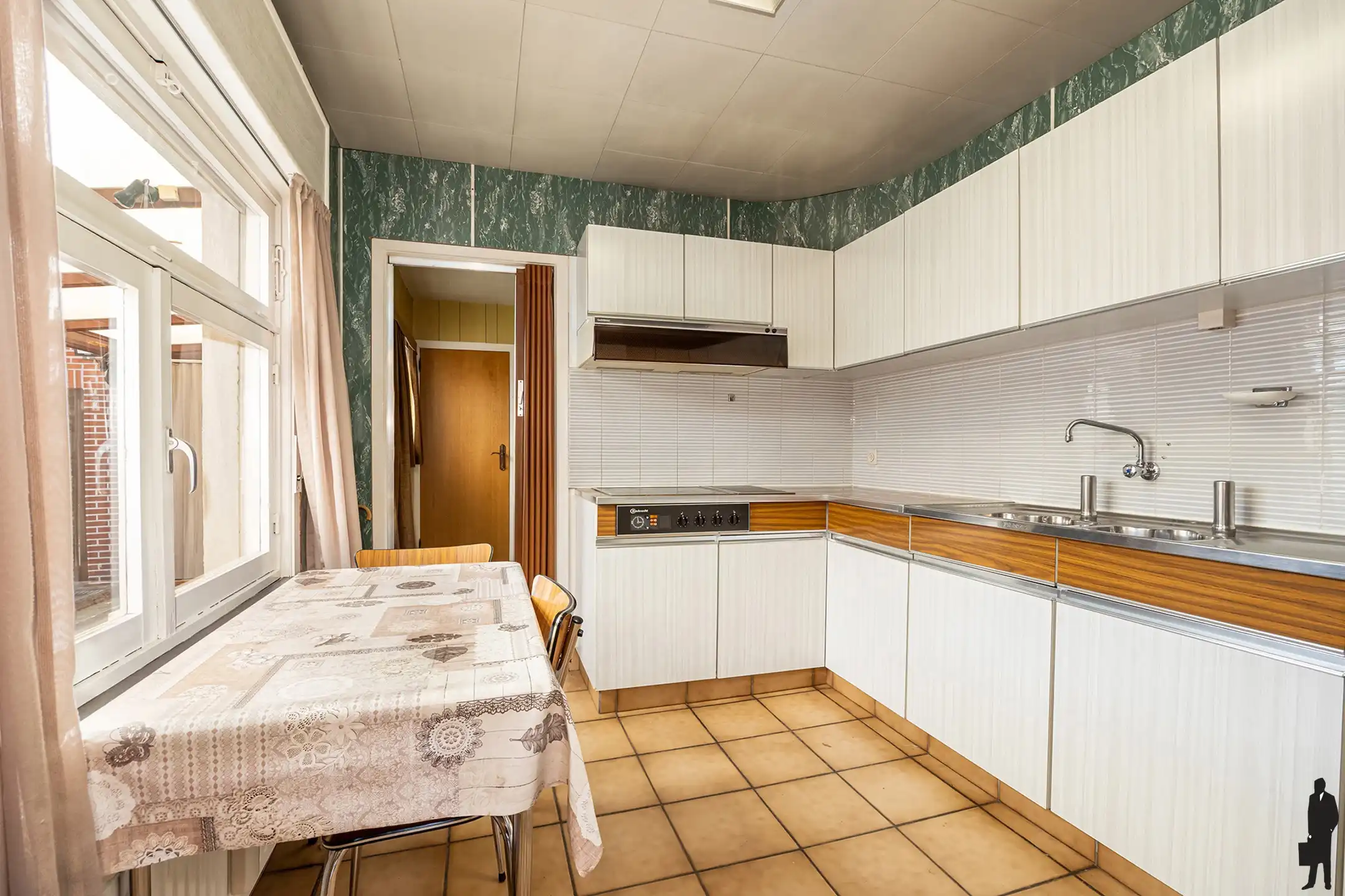 Gezinswoning met veranda, garage en tuin op topligging  foto 5
