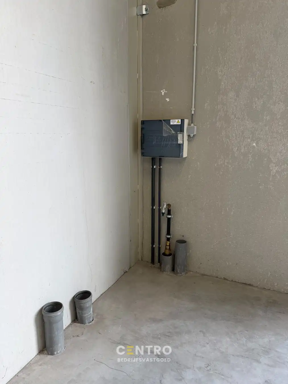 Geïsoleerde NB OPSLAGRUIMTE (±122m²) met hoge sectionaalpoort en private parking voor de deur. Op ambachtelijke zone te Maldegem. foto 8