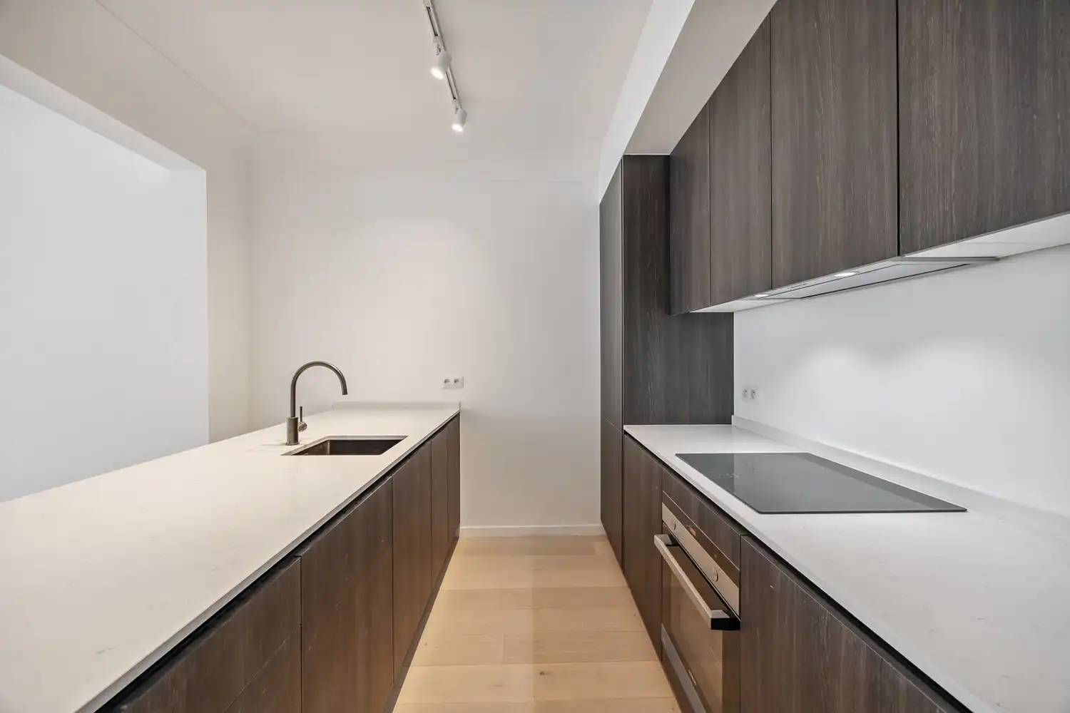 Gelijkvloers pareltje ±140m² met stadstuin en terras in hartje Antwerpen – Gerenoveerd in 2025 foto {{pictureIndex}}