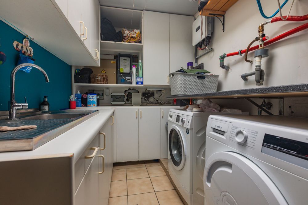 Halfopen woning met tuin, garage en pergola foto 11