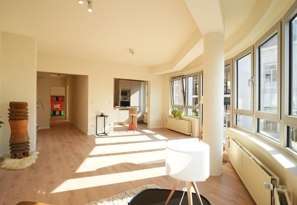 Pas gerenoveerd twee slaapkamer appartement nabij Gent-Sint-Pieters. foto {{pictureIndex}}