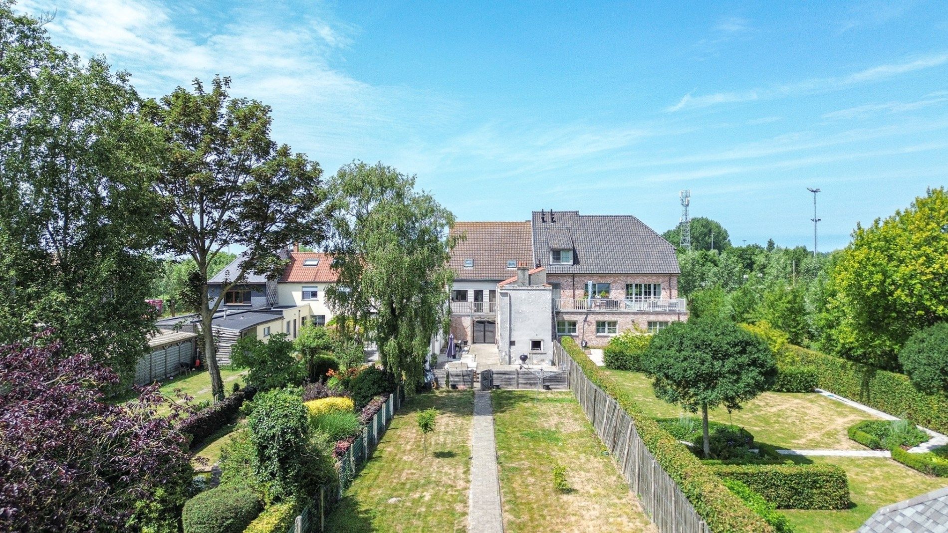 Ruime bel-etagewoning met tuin en bijgebouw, vlakbij centrum De Haan foto {{pictureIndex}}