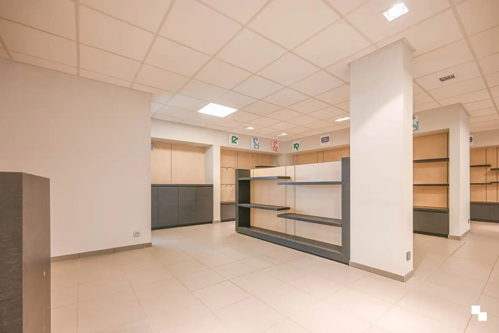 Deels ingerichte handelsruimte op toplocatie te Sint-Andries foto 4
