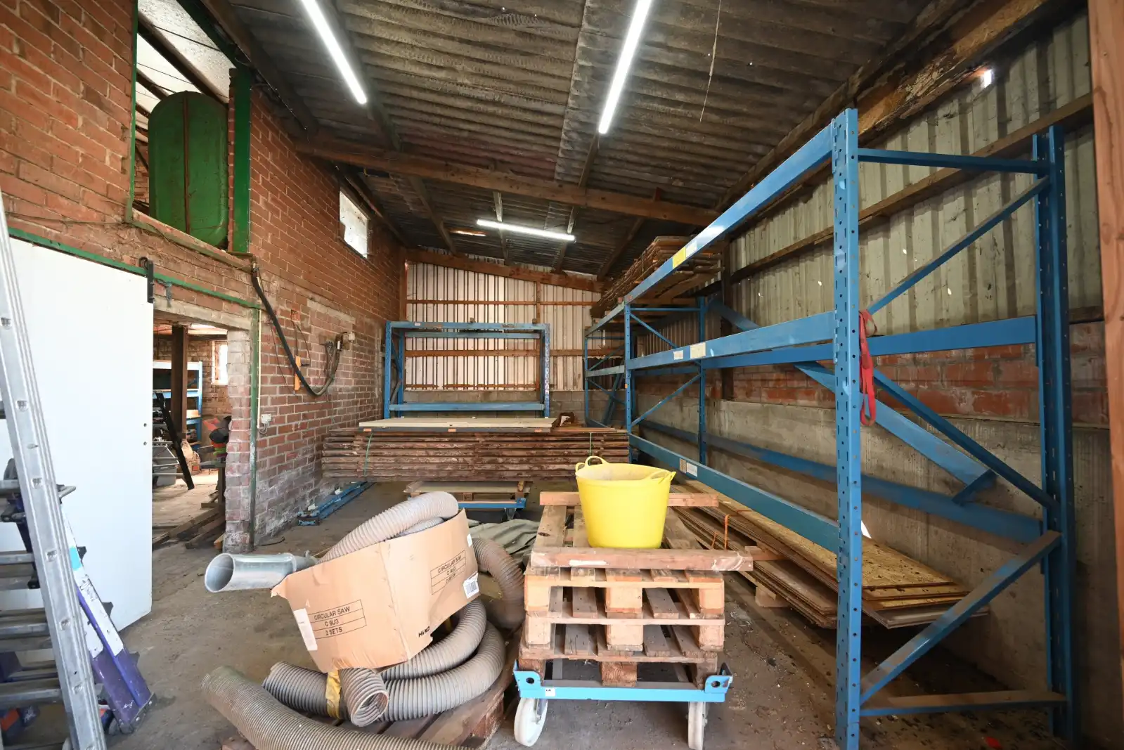 Ruime opslagruimte te huur in Ledegem (380 m²) foto 2