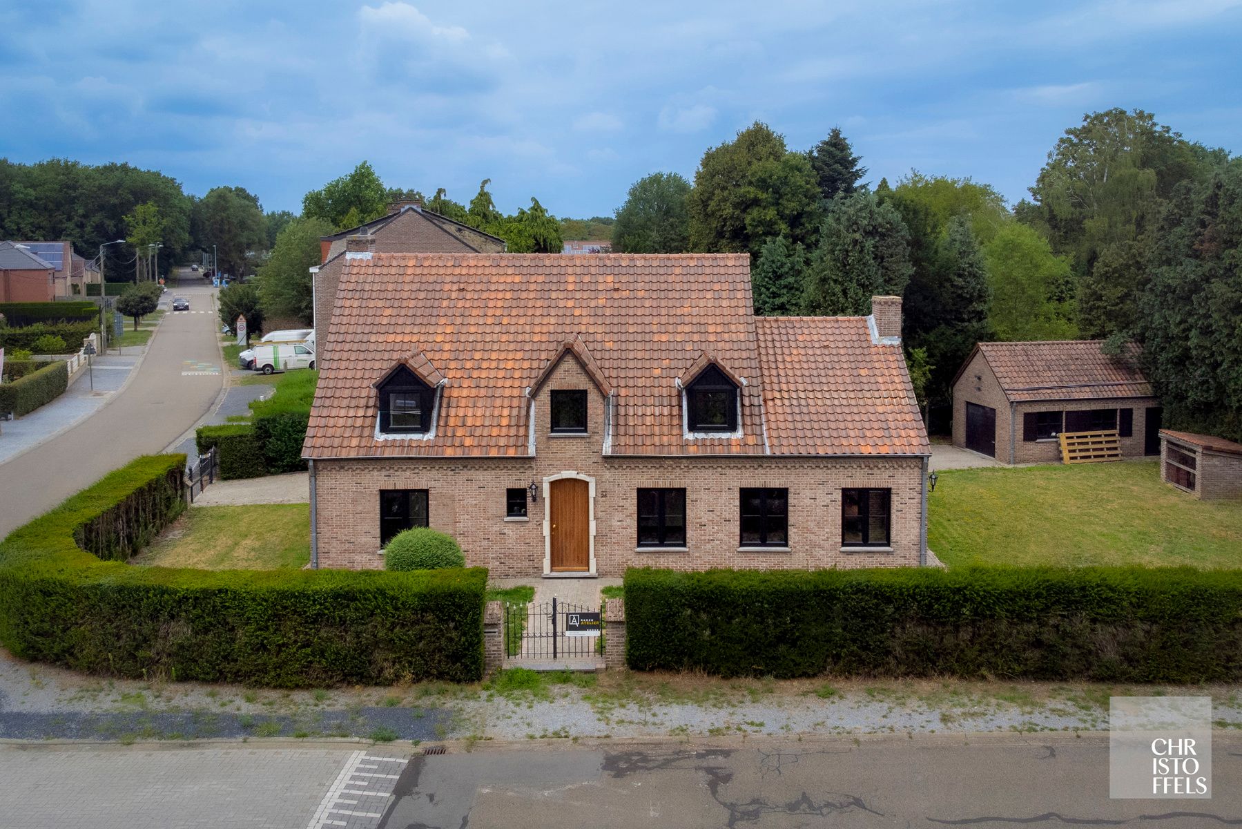 Instapklare, karaktervolle woning met eventuele praktijkruimte (229m²) te Genk!  foto {{pictureIndex}}
