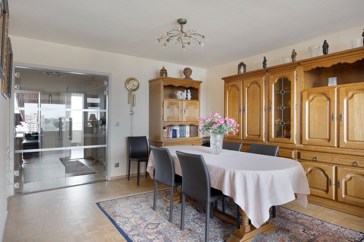 Tweeslaapkamer appartement met mooie verrrezichten over de torens van Gent. foto {{pictureIndex}}